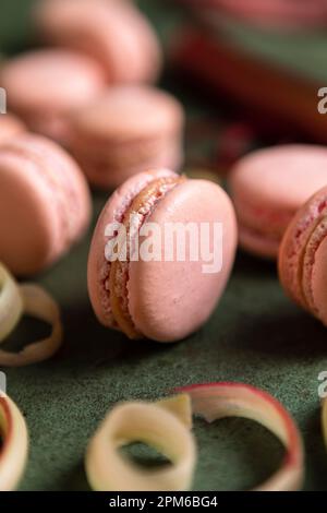 Rhubarbe Macarons sur fond vert Banque D'Images
