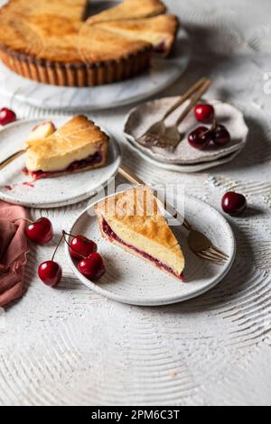 Bateau basque avec vanille Custard et Cherry Compote Banque D'Images