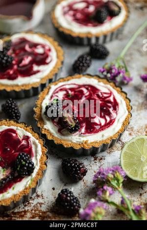 Mini-tartelettes de citron vert Cheesecake BlackBerry Banque D'Images