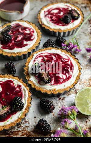 Mini-tartelettes de citron vert Cheesecake BlackBerry Banque D'Images