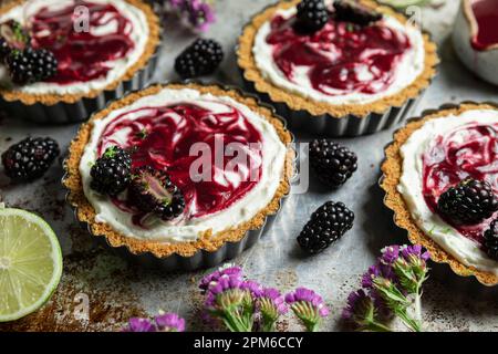 Mini-tartelettes de citron vert Cheesecake BlackBerry Banque D'Images