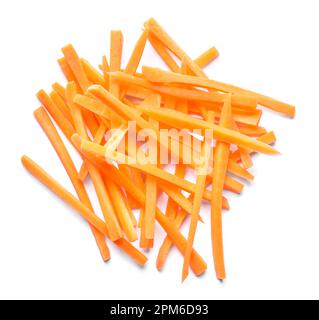 Pile de délicieux bâtonnets de carottes isolés sur blanc, vue de dessus Banque D'Images