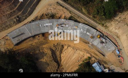 Vue aérienne du développement d'une nouvelle construction de route ou d'un passage supérieur en cours de construction. Vue de dessus d'un drone au-dessus des ouvriers de construction de route parmi les Mo Banque D'Images