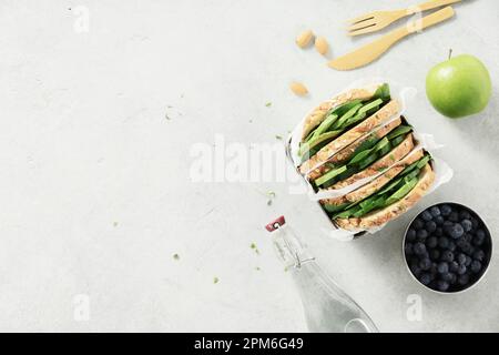 Sandwich santé plat avec de l'espace pour votre texte. Repas végétalien, écologique, espace de copie de concept zéro déchet Banque D'Images