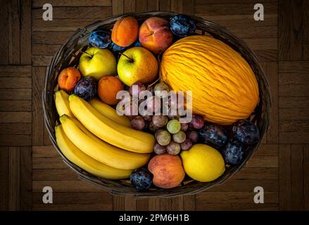 Divers fruits mûrs dans un panier. Vue de dessus. Banque D'Images