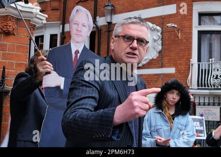 Londres, Royaume-Uni. 11th avril 2023. L'artiste Daniel Fooks parle lors d'une manifestation des militants d'Assange libre pour marquer le quatrième anniversaire de l'expulsion du journaliste de WikiLeaks de l'ambassade équatorienne à Knightsbridge. Julian Assange est incarcéré à la prison de Belmarsh depuis, alors qu'il lutte contre l'extradition vers les États-Unis après avoir fuyant des documents classifiés, où il serait condamné à 175 ans de prison. Crédit : onzième heure Photographie/Alamy Live News Banque D'Images