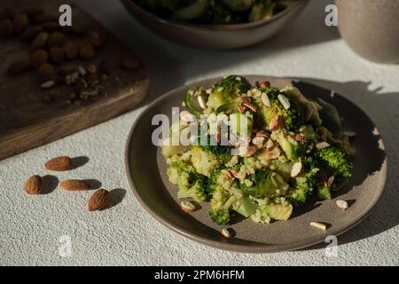 La salade chaude de brocoli, choux de bruxelles et avocat aux amandes. Banque D'Images