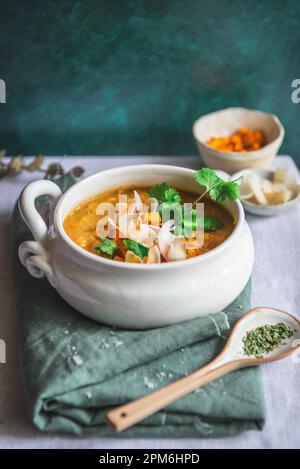 Soupe de gentil rouge et de patates douces servie dans un bol blanc Banque D'Images