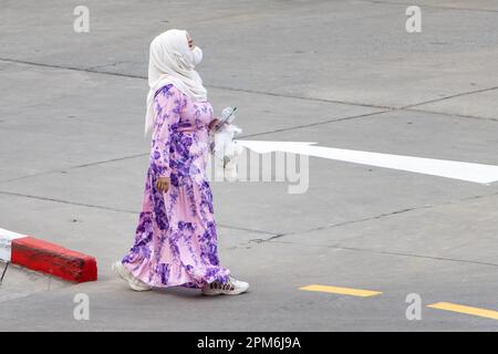 SAMUT PRAKAN, THAÏLANDE, 31 2023 JANVIER, Une femme vêtue d'un vêtement orné et d'un hijab traditionnel descend la rue Banque D'Images