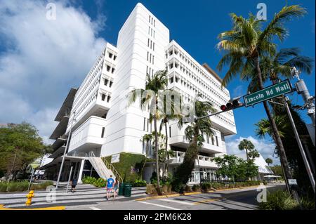 Miami Beach, Floride - 1 avril 2023 - immeuble de bureaux 1111 sur le chemin Lincoln à Miami Beach, Floride, le matin ensoleillé d'avril. Banque D'Images