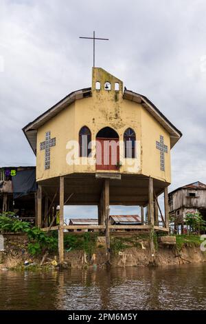 Église jaune sur pilotis à Belen, Pérou Banque D'Images