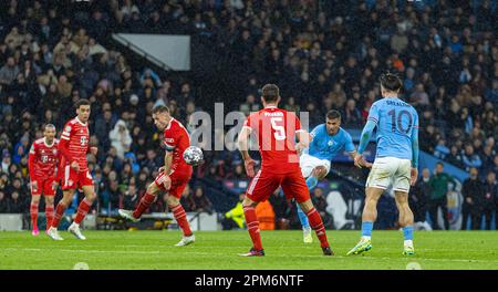 Manchester, Royaume-Uni. 11th avril 2023. Rodri (2nd R) de Manchester City marque le but d'ouverture lors du quart de finale de la Ligue des champions de l'UEFA entre Manchester City et le Bayern Munich à Manchester, en Grande-Bretagne, sur 11 avril 2023. Credit: Xinhua/Alay Live News Banque D'Images