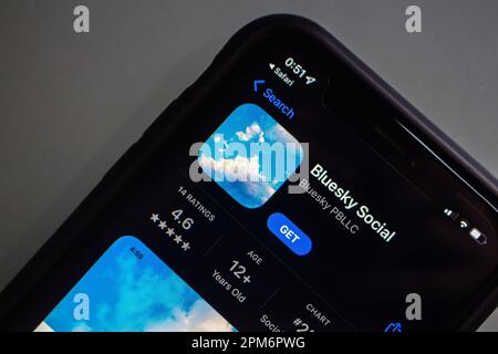 Twitter alternative Bluesky social vu dans un App Store sur l'écran de l'iPhone. Bluesky est une initiative visant à développer un protocole de réseau social décentralisé Banque D'Images