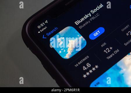 Twitter alternative Bluesky social vu dans un App Store sur l'écran de l'iPhone. Bluesky est une initiative visant à développer un protocole de réseau social décentralisé Banque D'Images