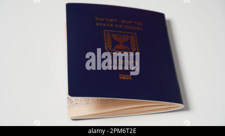 Passeport israélien bleu (noir). Passeport avec signe biométrique estampillé or Banque D'Images