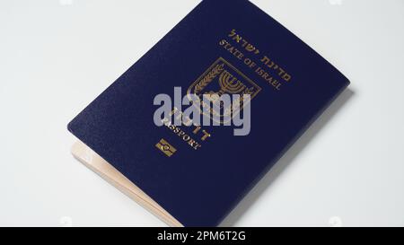 Passeport israélien bleu (noir). Passeport avec signe biométrique estampillé or Banque D'Images