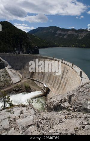 Les jets d'eau de ruissellement printaniers provenant des deux sorties de 72 pouces au bas du barrage Gibson de 199 pieds de haut. Les sorties ont une capacité de 3 050 CFM. Banque D'Images