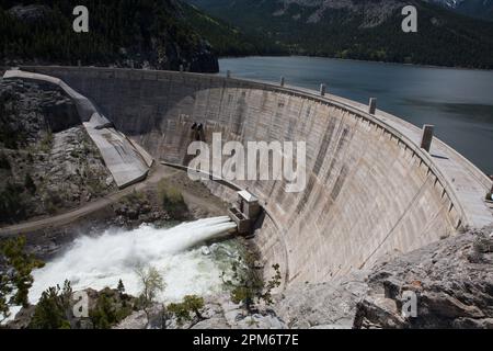 Les jets d'eau de ruissellement printaniers provenant des deux sorties de 72 pouces au bas du barrage Gibson de 199 pieds de haut. Les sorties ont une capacité de 3 050 CFM. Banque D'Images