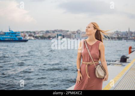 Femme touriste profitant de la vue sur la région de Galataport, port de croisière d'Istanbul nouvellement ouvert en 2021, situé sur les rives de la Galata, Karakoy à Istanbul Banque D'Images