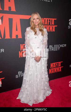 NEW YORK, NEW YORK - AVRIL 11 : Toni Collette participe à la projection de « Mafia Mamma » à New York au AMC Lincoln Square Theatre sur 11 avril 2023 à New York. Crédit : Ron Adar/Alay Live News Banque D'Images