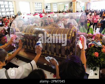 Les fidèles affluent vers la paroisse San Lorenzo Ruiz & Companion Martyrs dans la ville de Navotas pour toucher et respecter les reliques de Saint-Laurent Thérèse de l'enfant Jésus. Les reliques de St. Thérèse de l'enfant Jésus aussi connu sous le nom de Thérèse de Lisieux est arrivé au diocèse de Kalookan qui comprend les villes de Malabo, de Navotas et de la partie sud du Caloocan. C'est le premier arrêt à San Lorenzo Ruiz & Companion Martyrs Parish dans la ville de Navotas. C'est la visite de 5th pèlerin de la relique dans le pays. (Photo de Josefiel Rivera/SOPA Images/Sipa USA) Banque D'Images