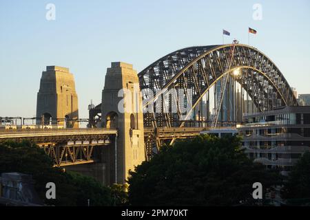 Sydney Harbour Bridge en fin d'après-midi lumière vue depuis la gare de Milsons point Banque D'Images