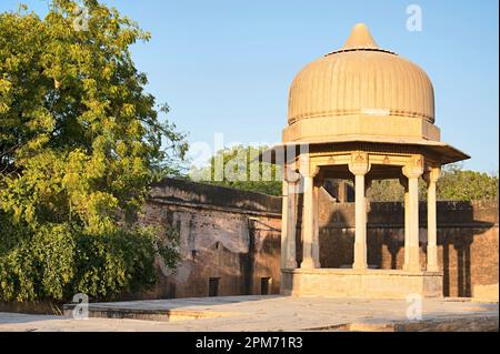 Ancien puits d'eau, près de Seth Harmukhrai Sanehiram Chokhani Double Haveli, situé à Mandawa, Shekhawati, Rajasthan, Inde Banque D'Images