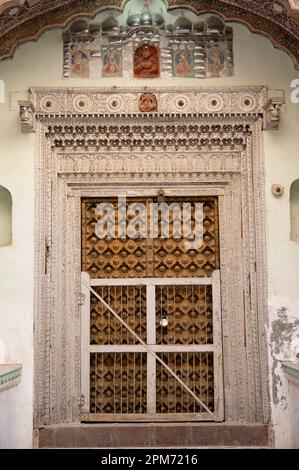 Peintures colorées sur le mur intérieur et la porte en bois du 1100 Khidkiyon Ki Haveli, propriété de Babulal Surana, situé à Churu, Shekhawati, Rajasthan, I Banque D'Images