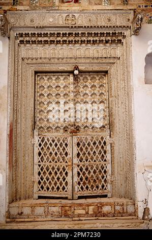 Ancienne porte en bois du 1100 Khidkiyon Ki Haveli, propriété de Babulal Surana, située à Churu, Shekhawati, Rajasthan, Inde Banque D'Images