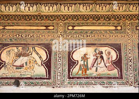 Peintures mythologiques colorées sur le mur extérieur de Sone - Chandi Ki Dukaan, boutique d'or et d'argent, Mahansar, Shekhawati, Rajasthan, Inde Banque D'Images