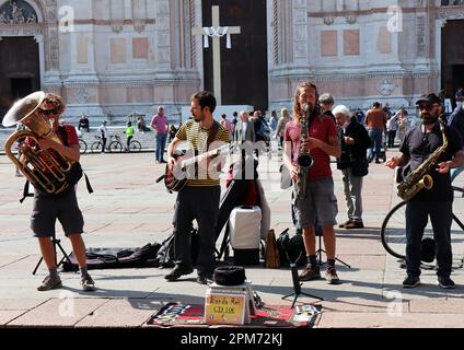 Bologne - Italie - 16 avril 2022 : artistes de rue jouant de la musique dans le quartier historique du centre-ville de Bologne. Italie Banque D'Images