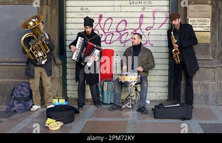 Bologne - Italie - 16 avril 2022 : artistes de rue jouant de la musique dans le quartier historique du centre-ville de Bologne. Italie Banque D'Images
