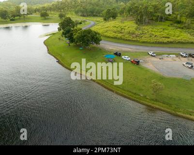 MacKay, Queensland, Australie - avril 2023 : la plage du barrage de Kinchant, une station de ski nautique populaire Banque D'Images
