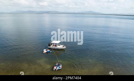 MacKay, Queensland, Australie - avril 2023 : drone aérienne d'un bateau à moteur remorquant des enfants sur des tubes à travers le barrage de Kinchant Banque D'Images