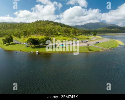 MacKay, Queensland, Australie - avril 2023 : barrage de Kinchant - amusement pour les enfants et les adultes dans l'eau Banque D'Images