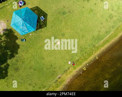 MacKay, Queensland, Australie - avril 2023 : l'estran du barrage de Kinchant montrant un parapluie et une zone d'atterrissage de drone Banque D'Images