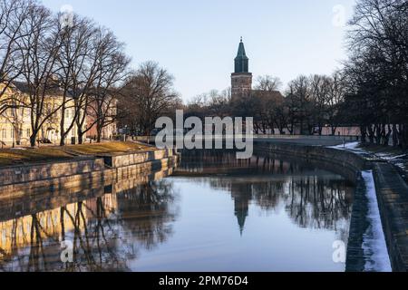 Église Turun Tuomiokirkko à Turku, en Finlande, au printemps, pendant l'heure d'or le matin. Banque D'Images