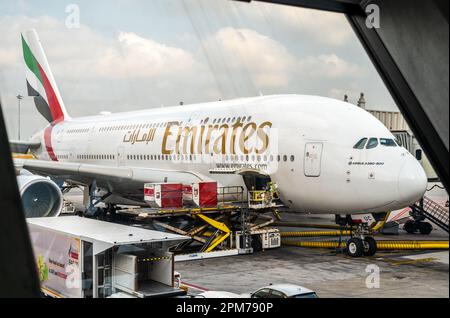 Dubaï, Émirats arabes Unis - 12 avril 2023 : Airbus A380-800 de la compagnie aérienne Emirates à l'aéroport international de Dubaï. Airbus A380 est le plus grand passager au monde Banque D'Images