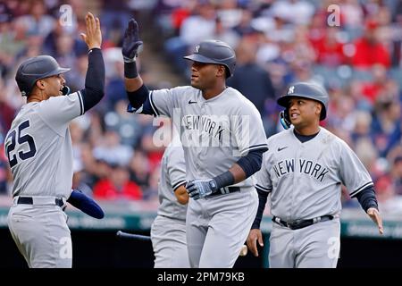 CLEVELAND, OH - 11 AVRIL : le rival des New York Yankees Franchy Cordero (33) célèbre avec le deuxième joueur de base Gleyber Torres (25) après avoir frappé un circuit de trois points dans la troisième manche d'un match de la MLB contre les Guardians de Cleveland le 11 avril 2023 au progressive Field à Cleveland, Ohio. (Joe Robbins/image du sport) Banque D'Images