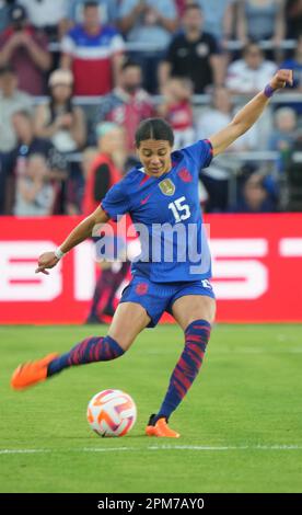 St. Louis, États-Unis. 11th avril 2023. L'équipe nationale féminine des États-Unis Alana Cook lance le ballon dans la première moitié contre la République d'Irlande à City Park à St. Louis, mardi, 11 avril 2023. Photo par Bill Greenblatt/UPI crédit: UPI/Alay Live News Banque D'Images