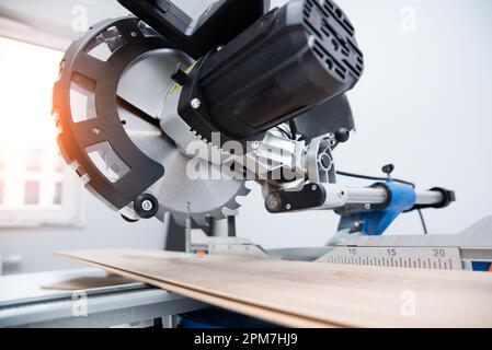 Gros plan de scie à onglet, concept de travail du bois, construction et réparation Banque D'Images