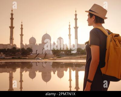 Voyagez aux Émirats arabes Unis, bonne jeune femme asiatique avec sac à dos et chapeau à Wahat Al Karama ou oasis de dignité, mémorial permanent Banque D'Images