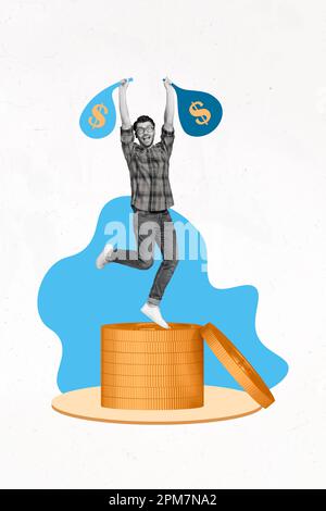 Illustration photo verticale créative collage d'un homme extatique trop joyeux sautant sur des pièces de monnaie tenir des sacs d'argent isolés sur fond blanc de couleur Banque D'Images