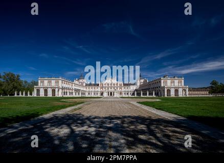 Vue panoramique sur le Palais Royal d'Aranjuez, à Madrid, Espagne. palais du 16th siècle, lumière du milieu de l'après-midi Banque D'Images