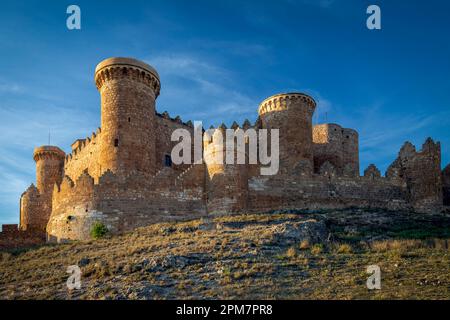 Vue sur l'impressionnante forteresse médiévale et le château de Belmonte à Cuenca, Espagne avec lumière du soir Banque D'Images