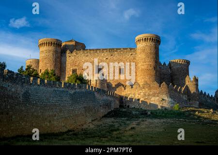 Vue sur l'impressionnante forteresse médiévale et le château de Belmonte à Cuenca, Espagne avec lumière du soir Banque D'Images