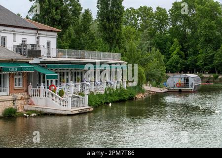 Restaurant Matilde et promenade en bateau excrusion sur le rio Tajo ou le Tage dans le jardin de la Isla Aranjuez Espagne. Le Tage commence son voyage à travers g Banque D'Images