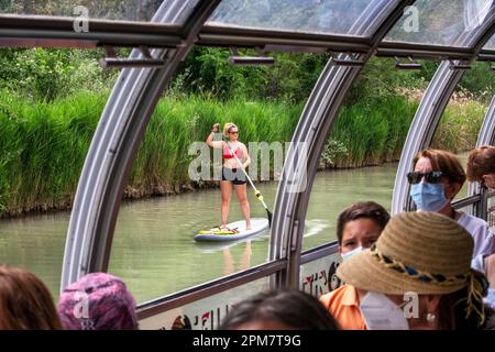 Femme faisant du surf à paddle et excursion en bateau sur le fleuve rio Tajo ou le fleuve Tagus dans le jardin de la Isla Aranjuez Espagne. Le Tage commence son voyage t Banque D'Images