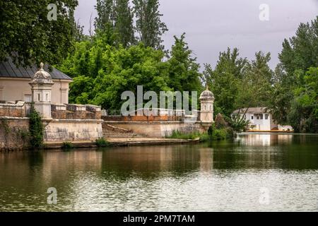 Embarcadero Real ou jetée royale sur le rio Tajo ou le Tage dans le jardin de la Isla Aranjuez Espagne. L'Embarcadero Real est situé dans le Jardine Banque D'Images