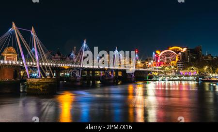 Nuit à Londres, pont Hungerford et ponts Golden Jubilee au-dessus de la Tamise, Londres, Angleterre Banque D'Images